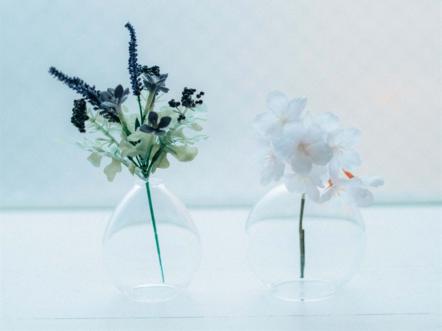 デスクアロマにドライフラワーや造花を挿して花瓶として使うようす