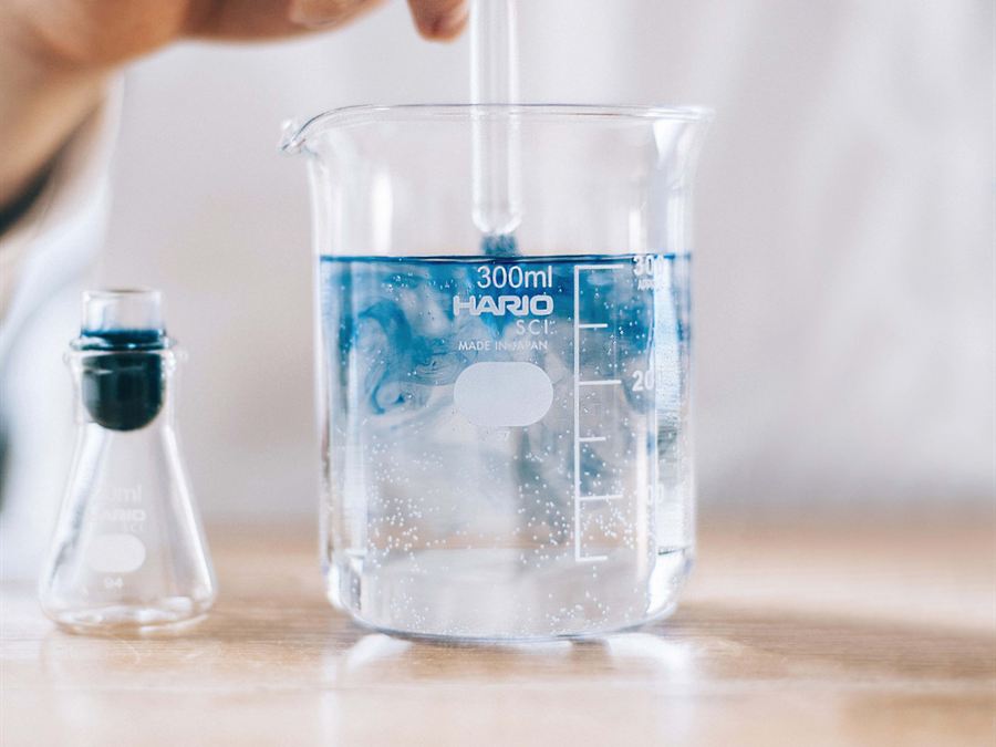 ビーカーの水でガラスペンを洗うところ