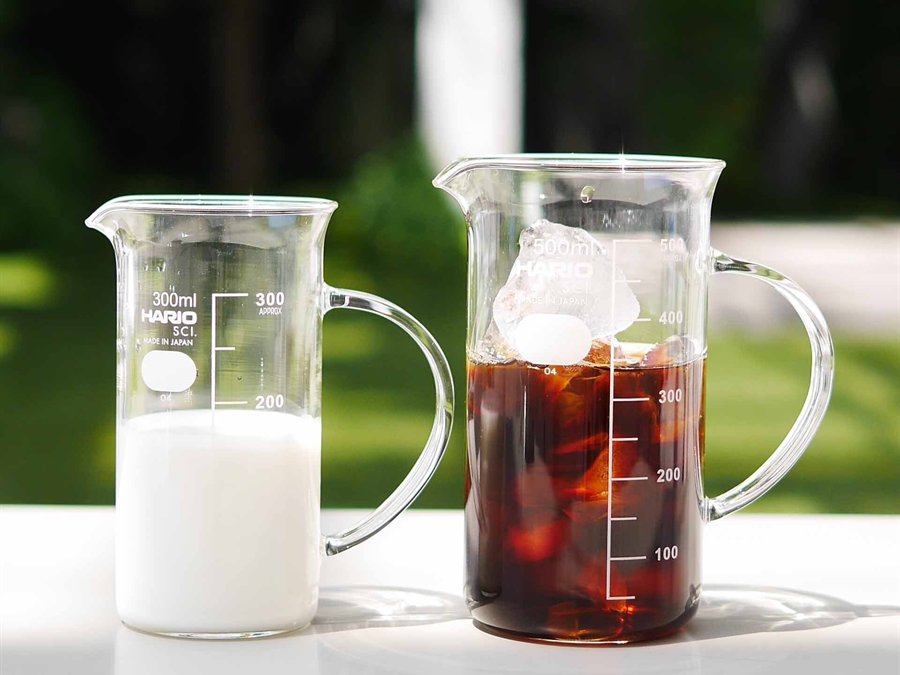 飲みものを注いだデカンタとサーバー