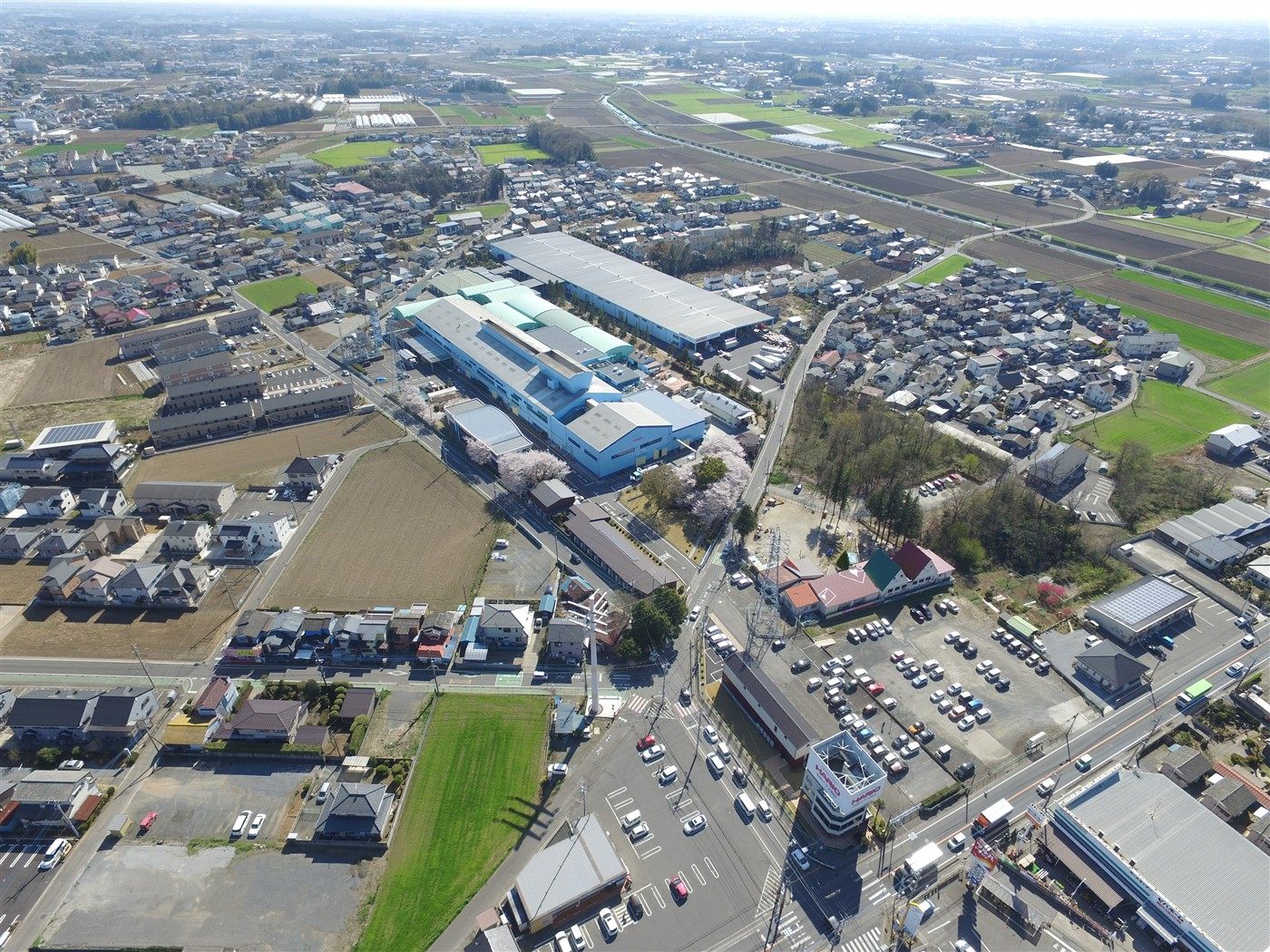 住宅地と農地に囲まれた古河工場の空撮
