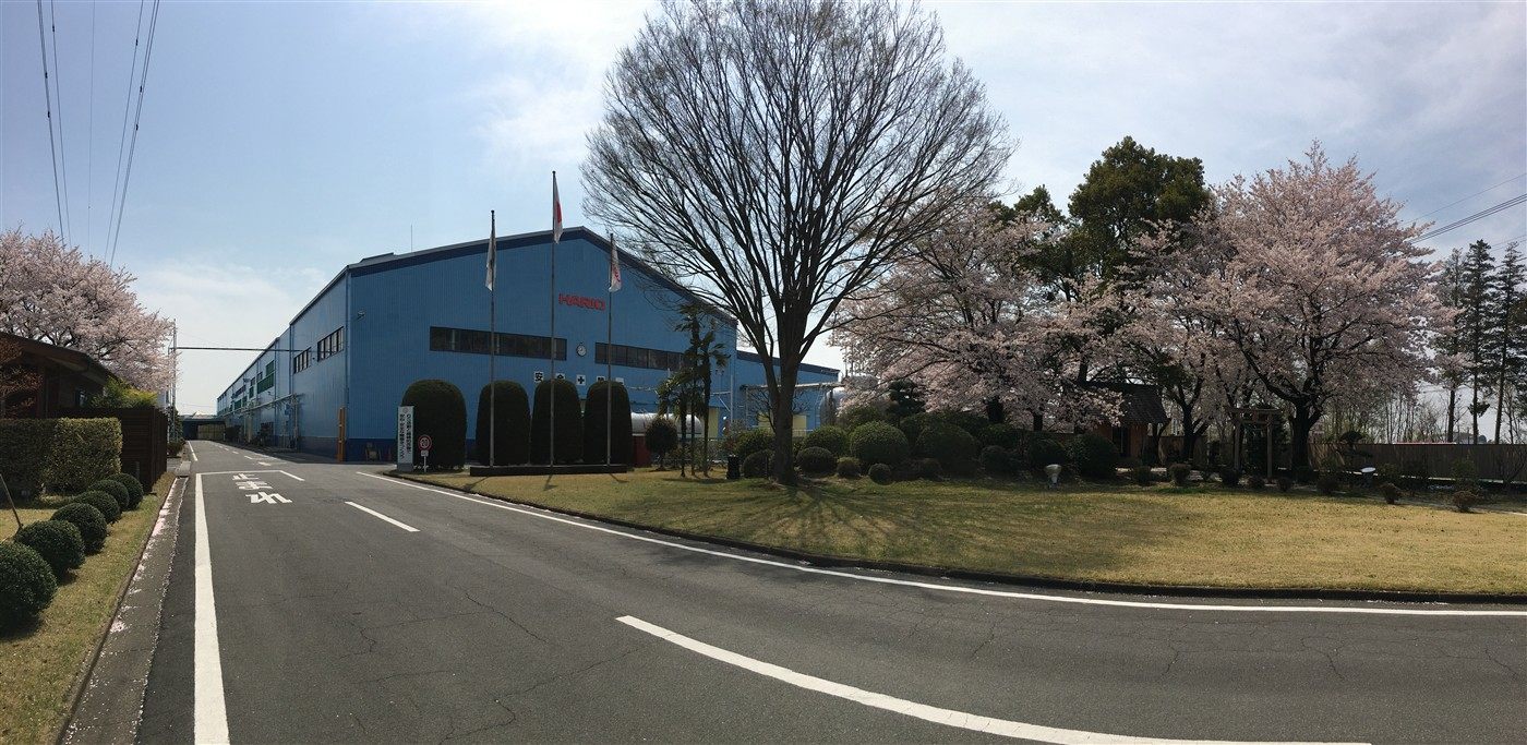 桜の咲く季節の古河工場の外観
