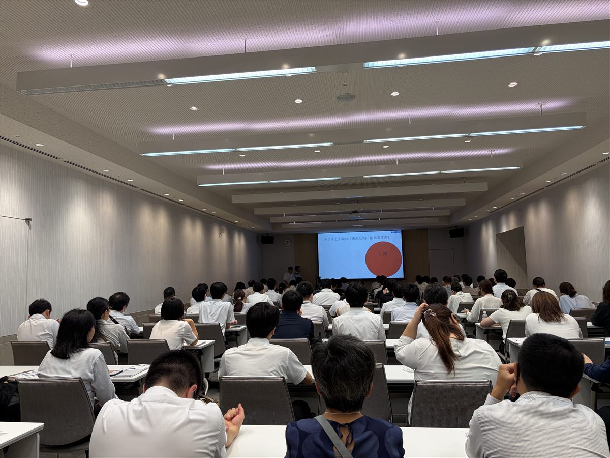 出展社セミナーの会場。多くの聴講者がスクリーンに向かって着席している