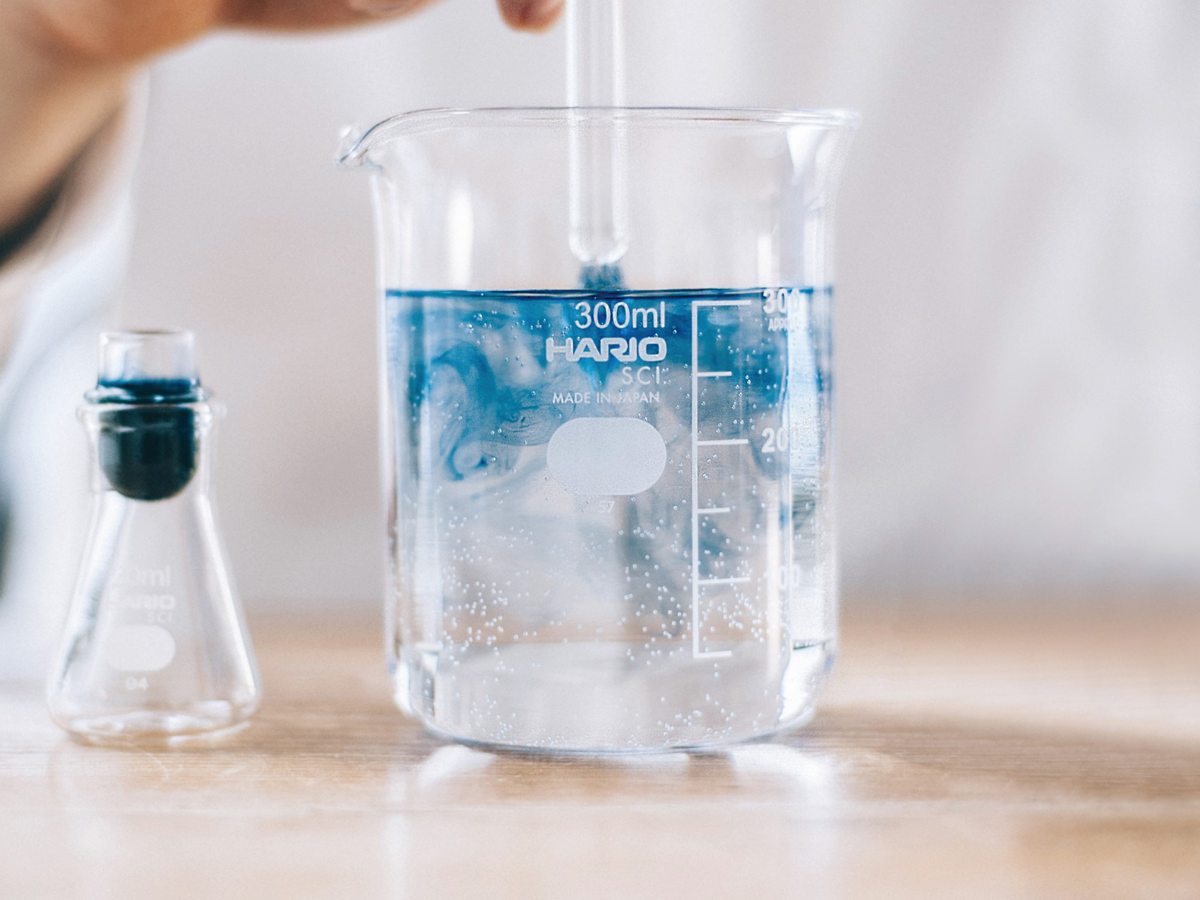 ビーカーの水でガラスペンを洗う様子