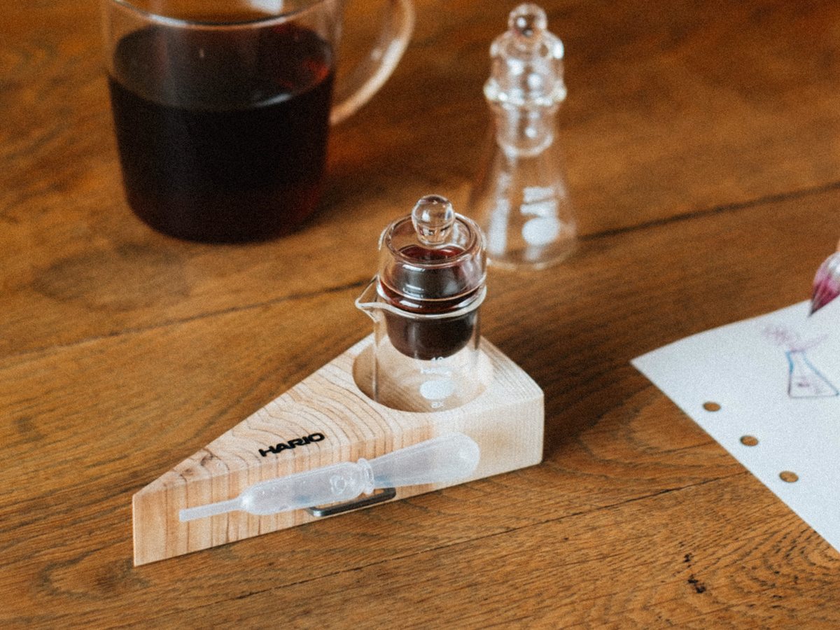 インクポットとガラスペンを載せた隠岐のペンレスト